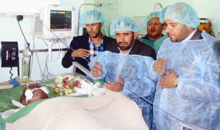 أمين عام محلي الأمانة أثناء زيارة الجرحى أمس